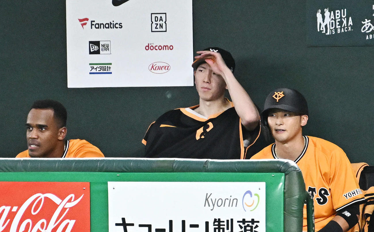 巨人対オリックス　9回裏、ベンチで浮かない表情の巨人戸郷（中央）（撮影・滝沢徹郎）