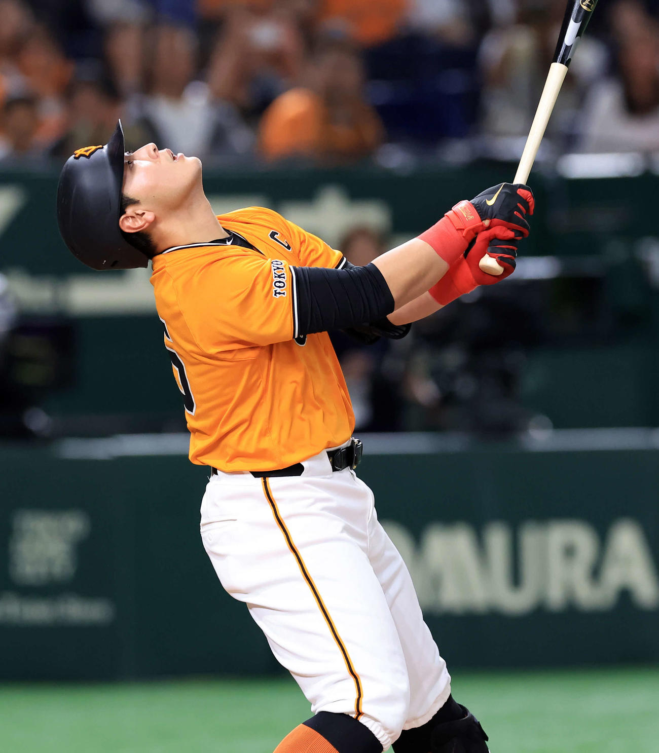 巨人対オリックス　6回裏巨人2死、岡本和は捕邪飛に倒れ、打球を力なく見つめる（撮影・浅見桂子）
