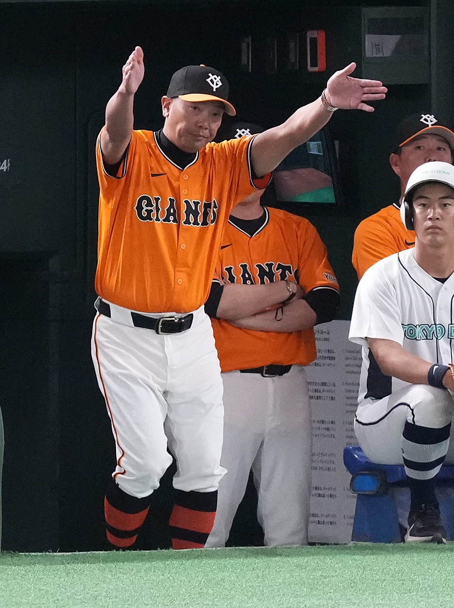 巨人対オリックス　6回表オリックス無死、太田が一塁セーフと判定された場面でリクエストを行使する阿部監督。結果は覆り一ゴロとなる（撮影・鈴木みどり）