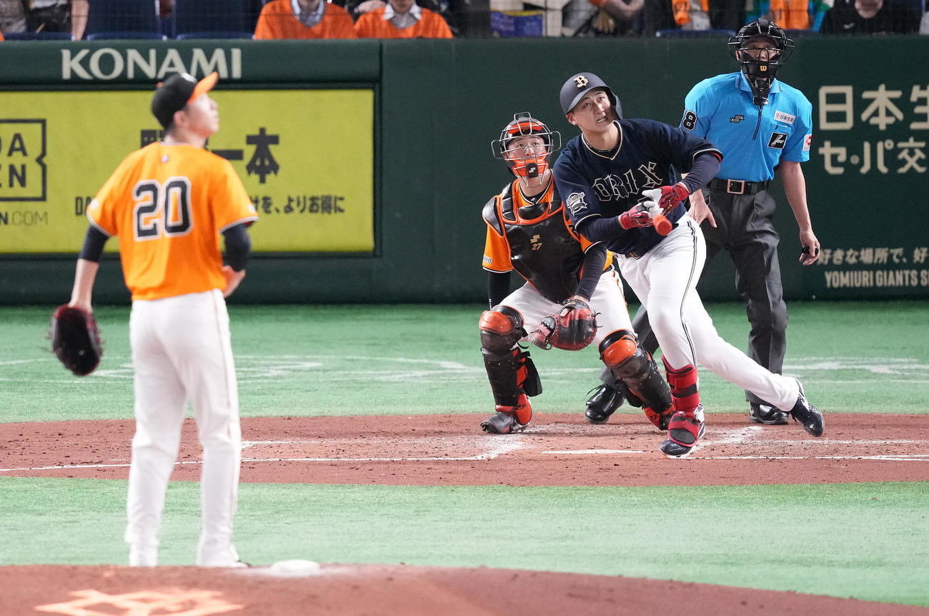 巨人対オリックス　4回表オリックス無死、左越えソロ本塁打を放つ紅林。投手戸郷（撮影・鈴木みどり）