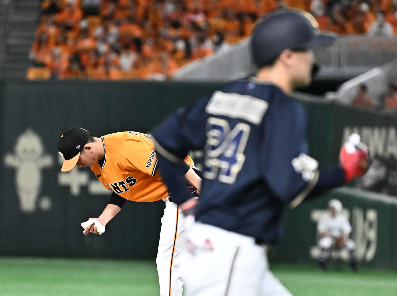 巨人対オリックス　4回表オリックス無死、紅林（手前）にソロ本塁打を許す戸郷（撮影・滝沢徹郎）