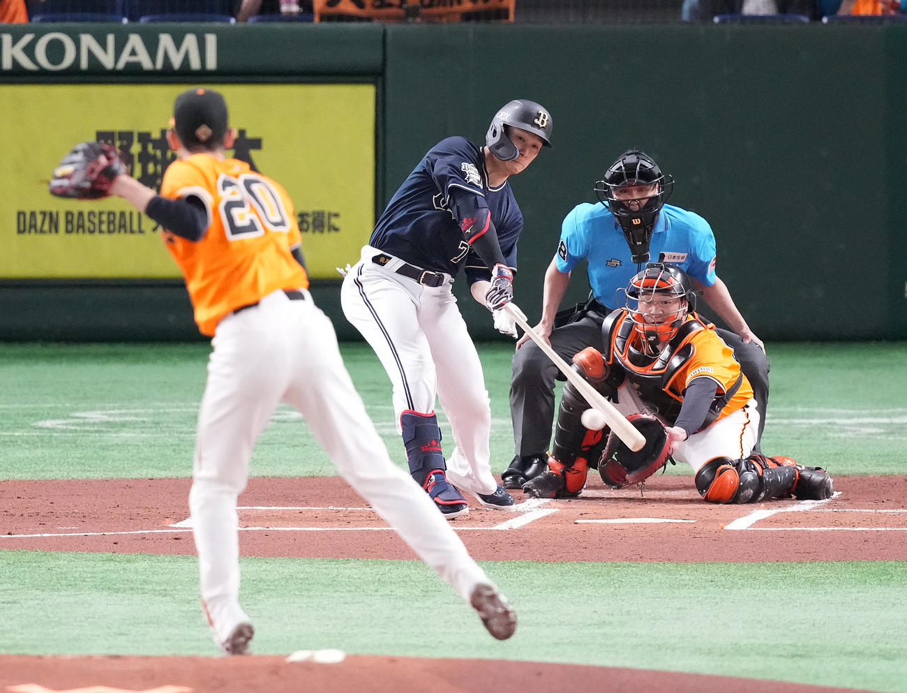 巨人対オリックス　1回表オリックス2死三塁、先制の右前適時打を放つ西川。投手戸郷（撮影・鈴木みどり）