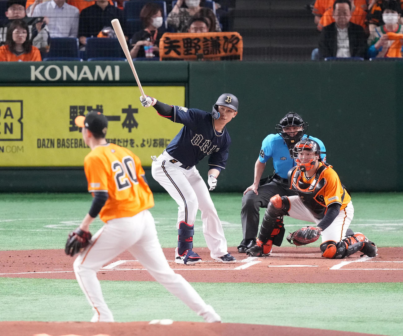 巨人対オリックス　1回表オリックス2死三塁、先制の右前適時打を放つ西川。投手戸郷（撮影・鈴木みどり）