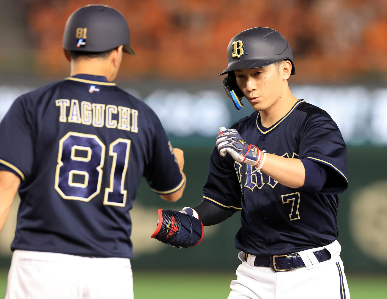 巨人対オリックス　1回表オリックス2死三塁、西川（右）は先制適時打を放ちグータッチ（撮影・浅見桂子）