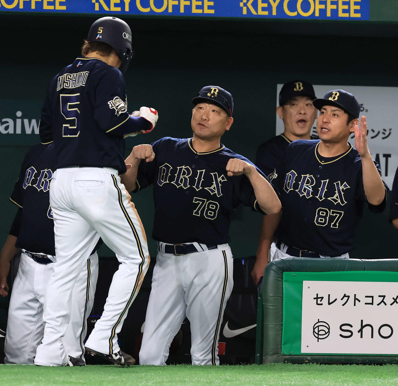 巨人対オリックス　1回表オリックス2死三塁、西川の先制適時打で生還した西野（左）を笑顔で迎える中島監督（中央）（撮影・浅見桂子）