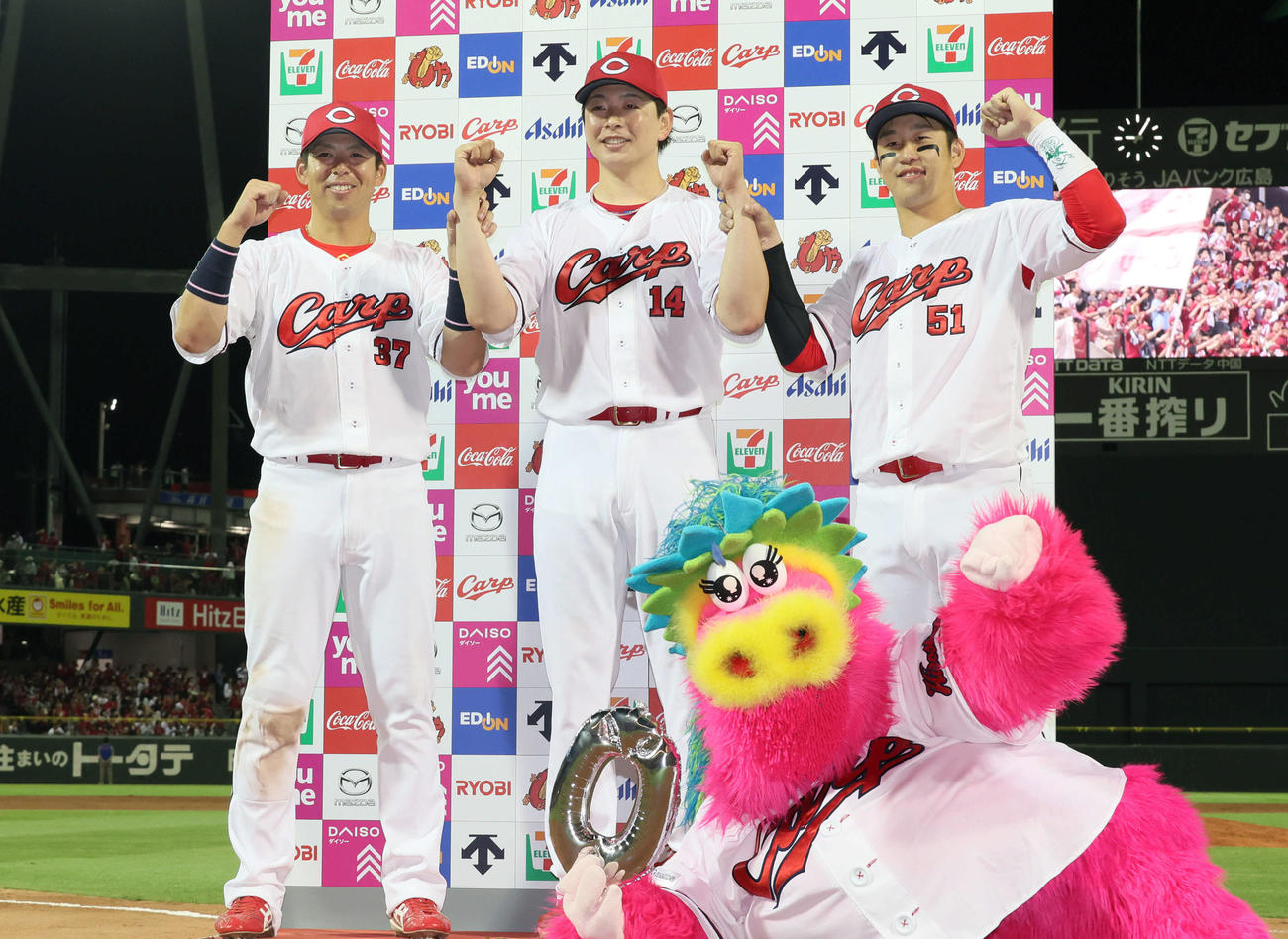 広島対ロッテ　お立ち台でポーズを決めるノーヒットノーランを達成した大瀬良（中央）と野間（左）、小園（右）。手前はスラィリー（撮影・加藤孝規）