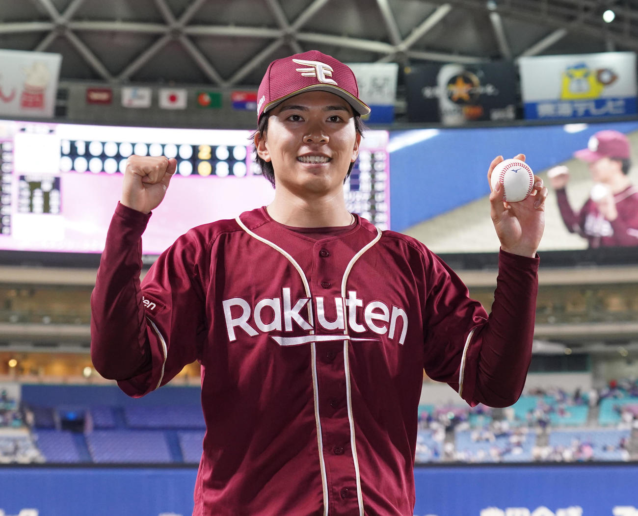 中日対楽天　ヒーローインタビューを終え勝利球を手に笑顔でポーズを決める早川（撮影・森本幸一）