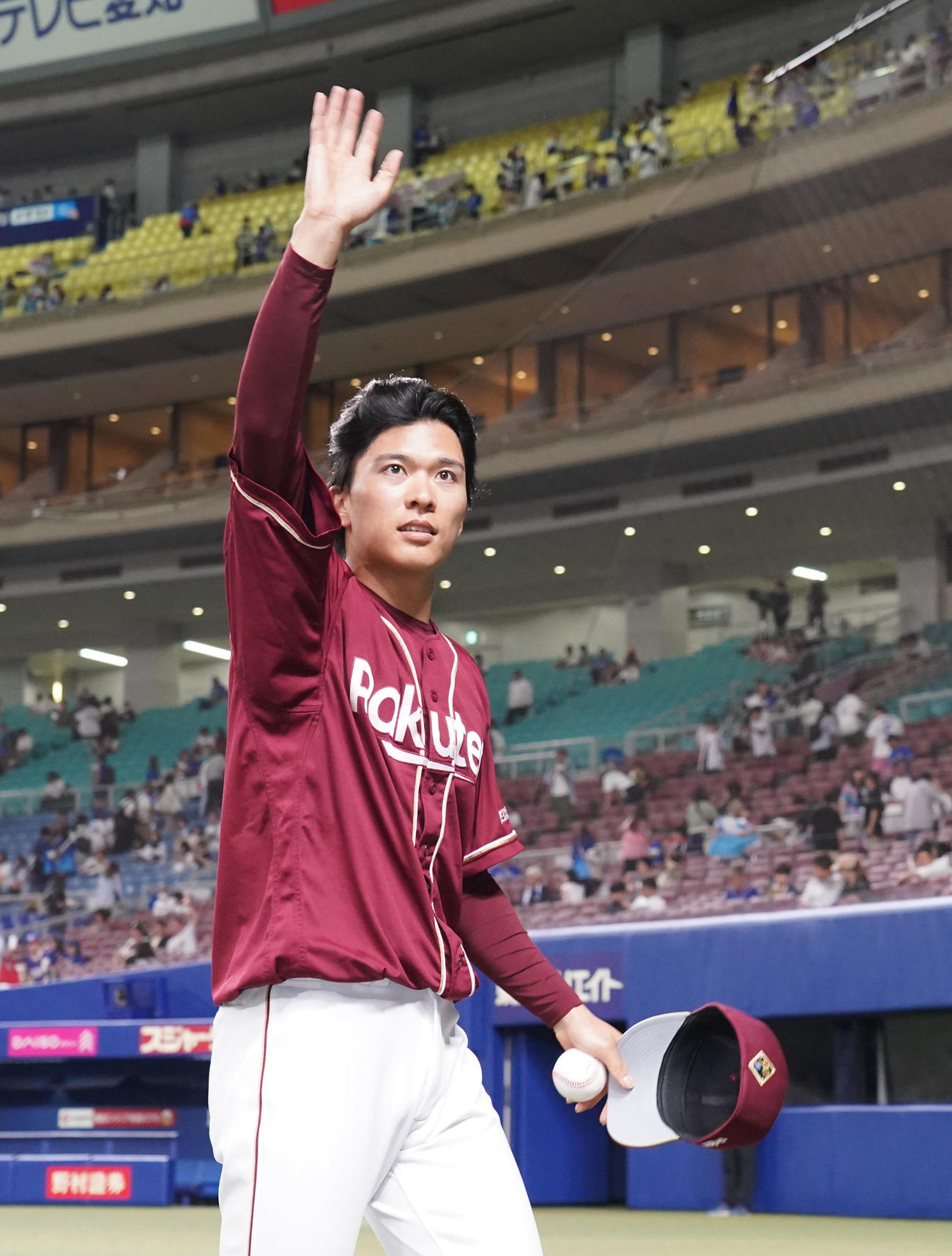 中日対楽天　ヒーローインタビューを終え声援に応える楽天早川（撮影・森本幸一）