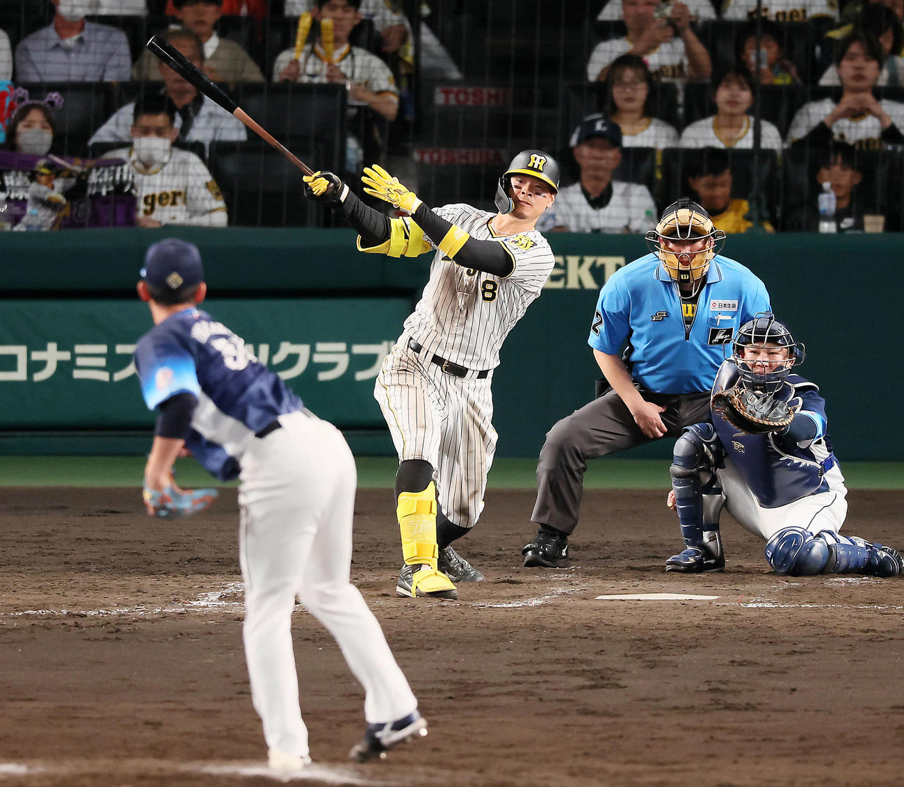 阪神対西武　5回裏阪神1死、佐藤輝は右前打を放つ。投手は中村祐（撮影・加藤哉）