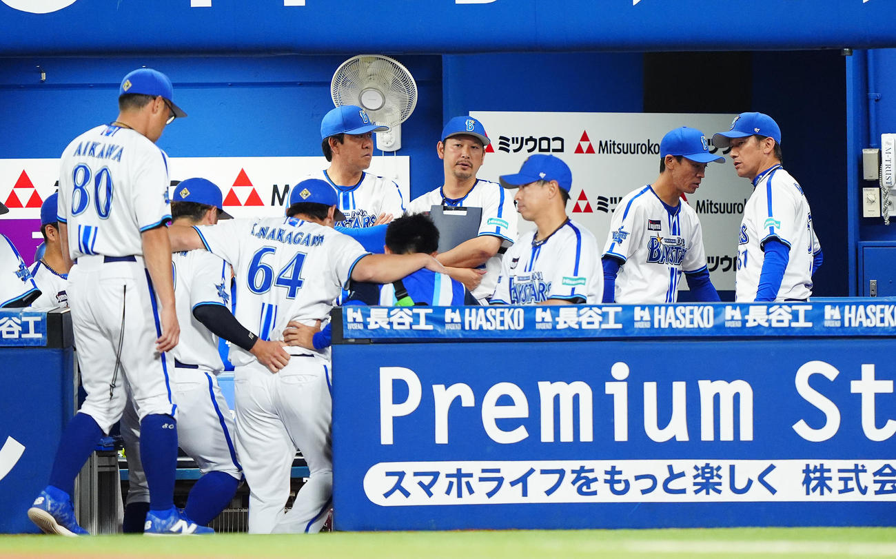 DeNA対ソフトバンク　8回表ソフトバンク1死一、三塁、嶺井の打球が足に当たった中川（64番）を心配そうに見つめる三浦監督（撮影・垰建太）
