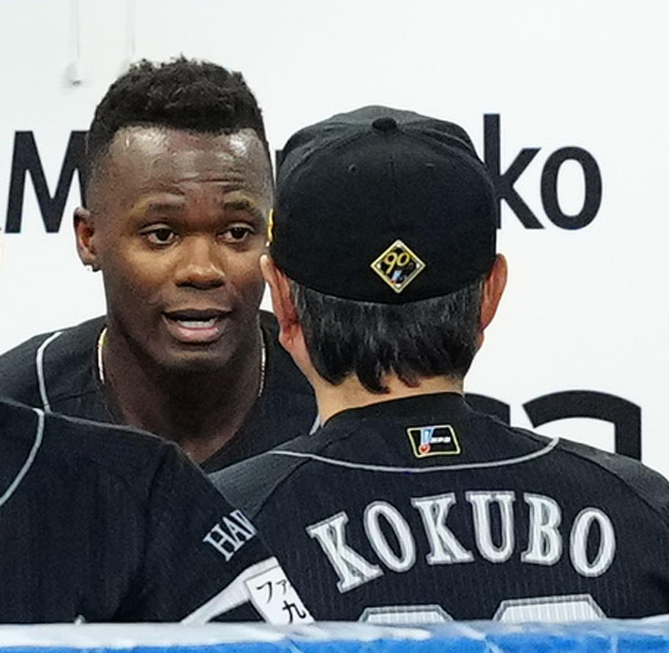 DeNA対ソフトバンク　8回裏終了後、ソフトバンク小久保監督（手前）からねぎらいを受ける先発のモイネロ（撮影・江口和貴）