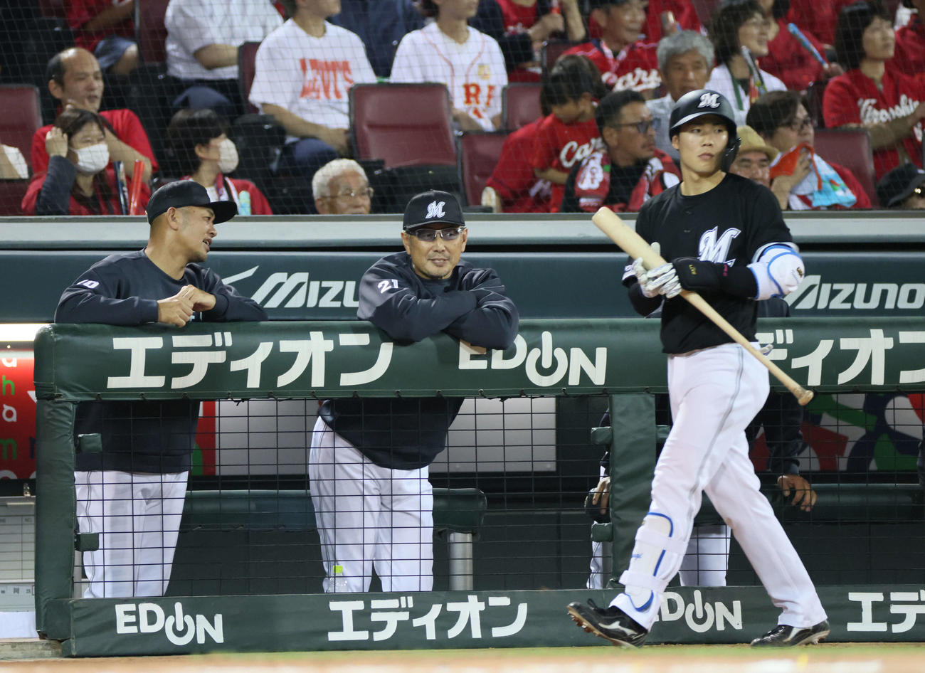広島対ロッテ　9回表　ベンチの吉井監督（中央）（撮影・加藤孝規）