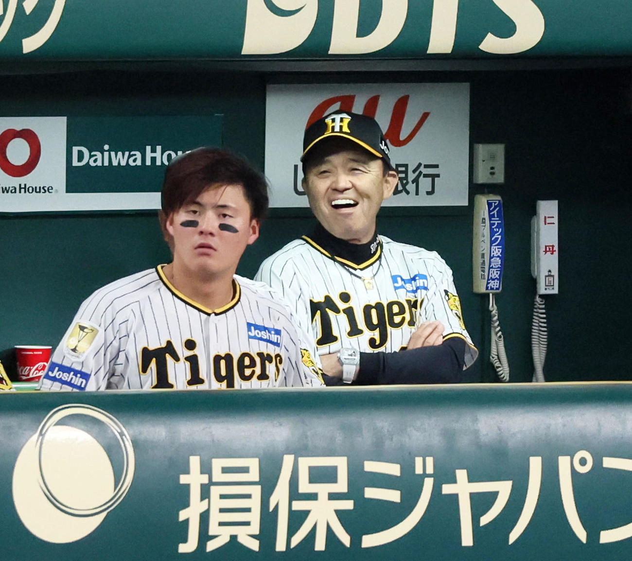 阪神対西武　7回裏、ベンチで白い歯を見せる岡田監督（撮影・加藤哉）