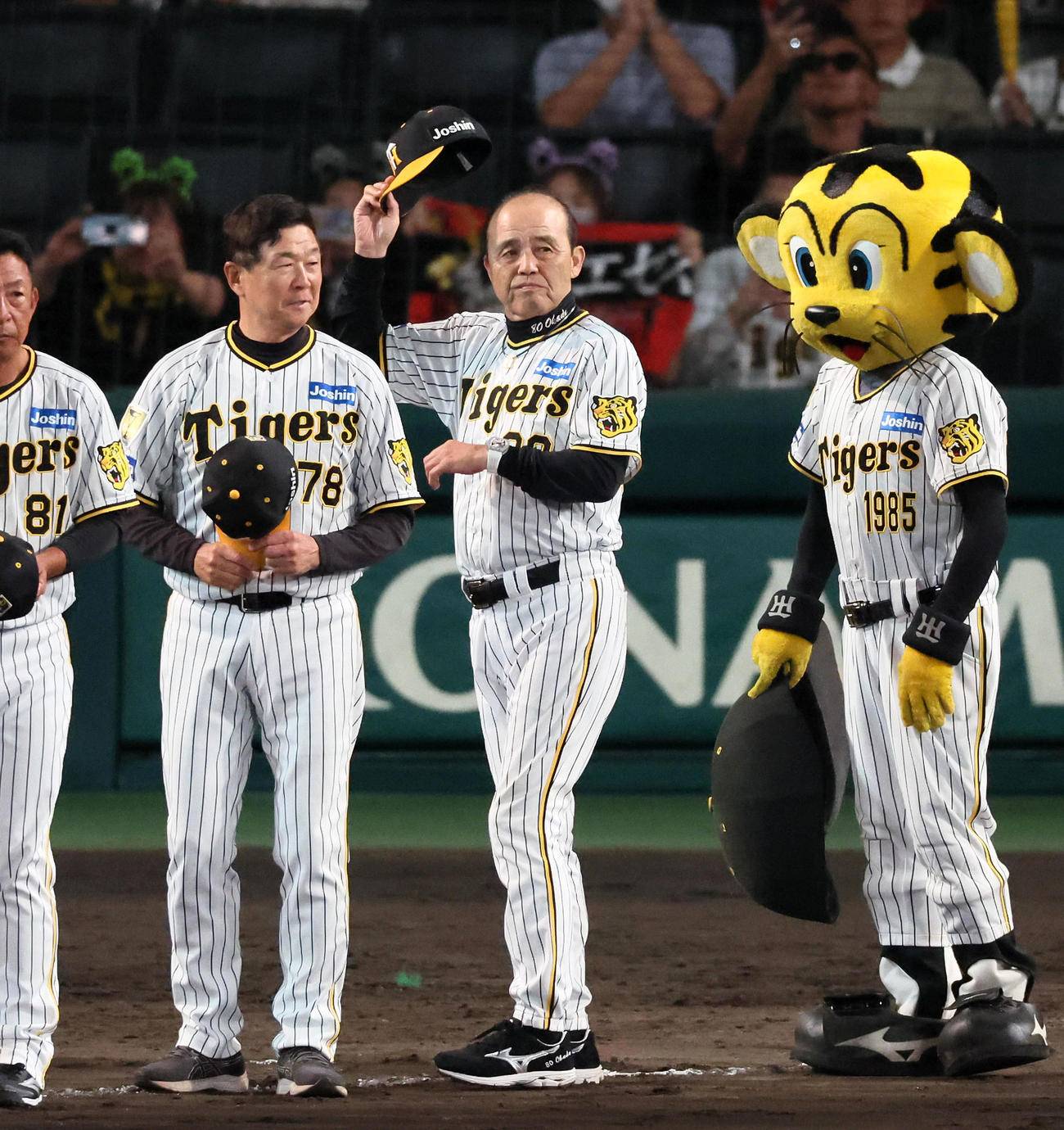 阪神対西武　西武に勝利しスタンドにあいさつする岡田監督。左は平田ヘッドコーチ（撮影・加藤哉）