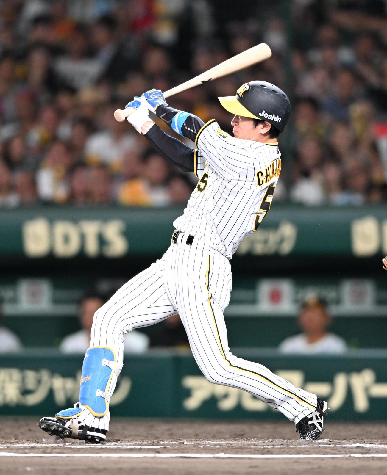 阪神対西武　6回裏阪神2死二、三塁、右翼線に適時三塁打を放つ近本（撮影・和賀正仁）