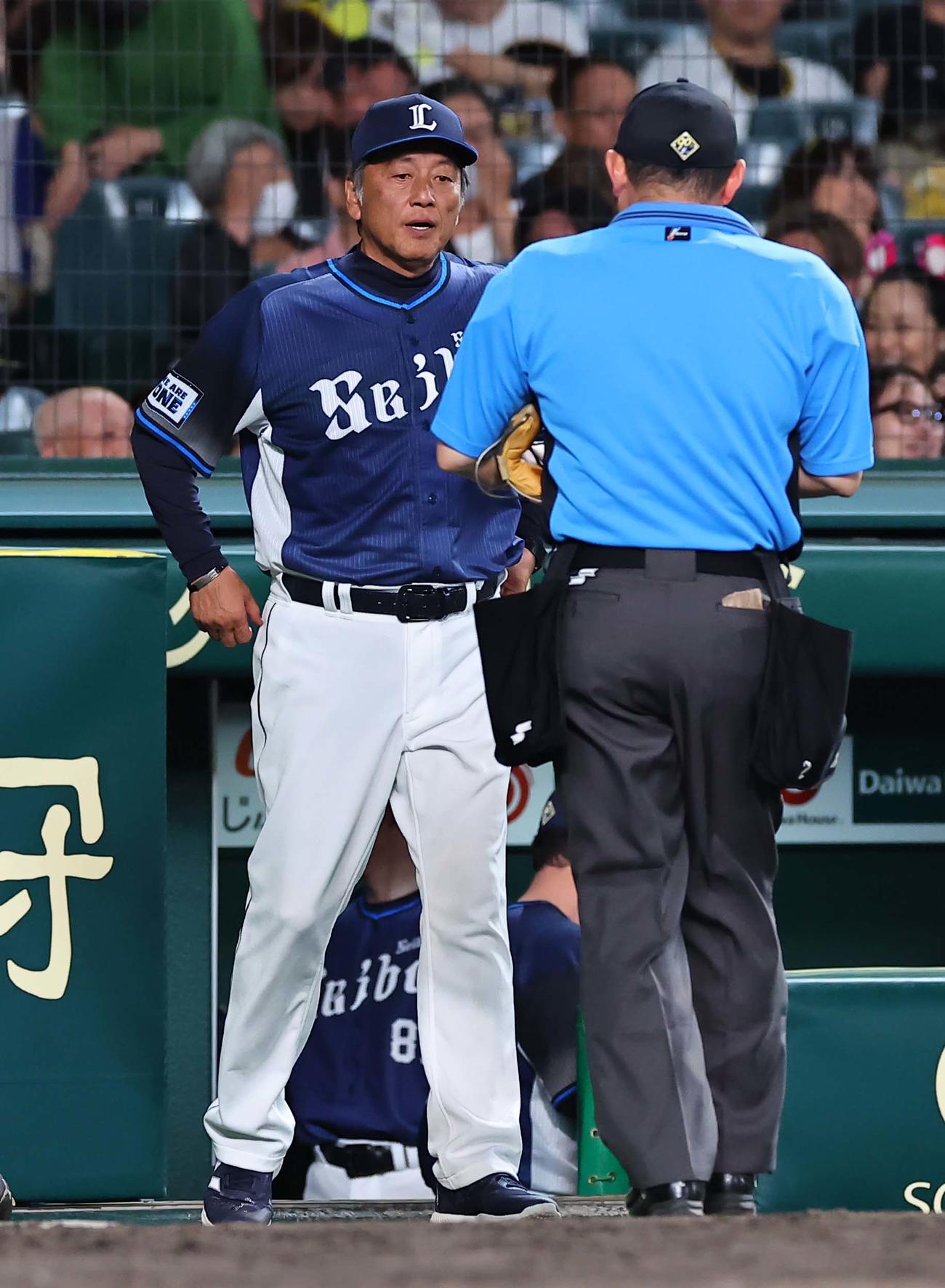 阪神対西武　選手交代を告げる渡辺久信監督代行（撮影・上田博志）
