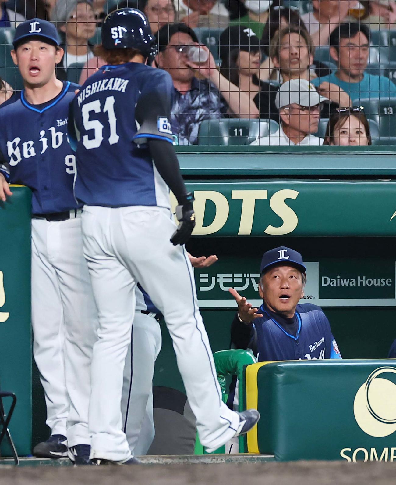 阪神対西武　5回表西武2死一、三塁、渡辺監督代行（右）は長谷川の適時打で生還した西川を出迎える（撮影・上田博志）