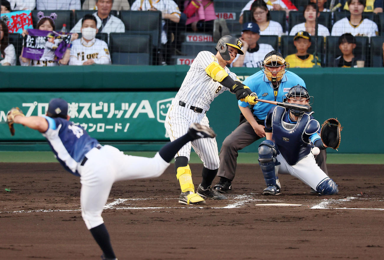 阪神対西武　2回裏阪神無死、佐藤輝は中前打を放つ。投手は与座（撮影・加藤哉）