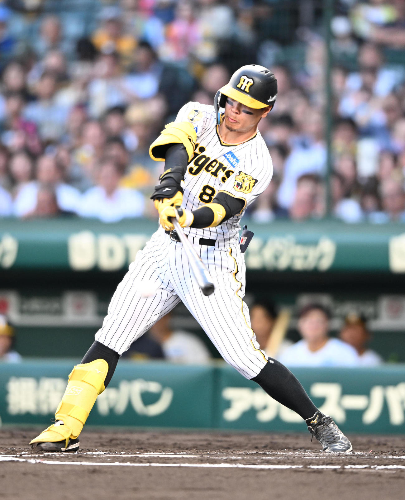 阪神対西武　2回裏阪神無死、中前打を放つ佐藤輝（撮影・和賀正仁）