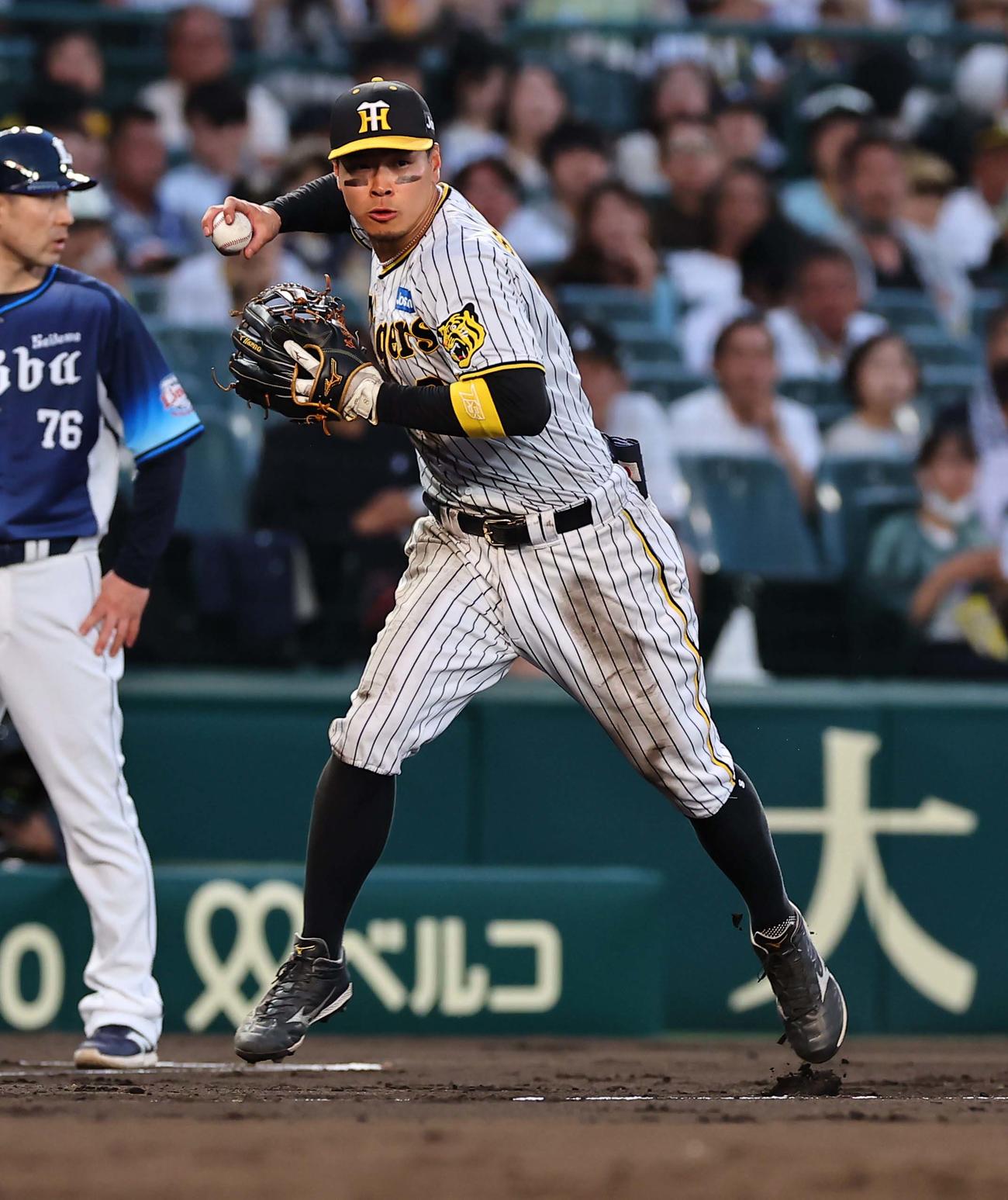 阪神対西武　4回表西武無死、佐藤輝明は滝沢の三ゴロをさばく（撮影・上田博志）