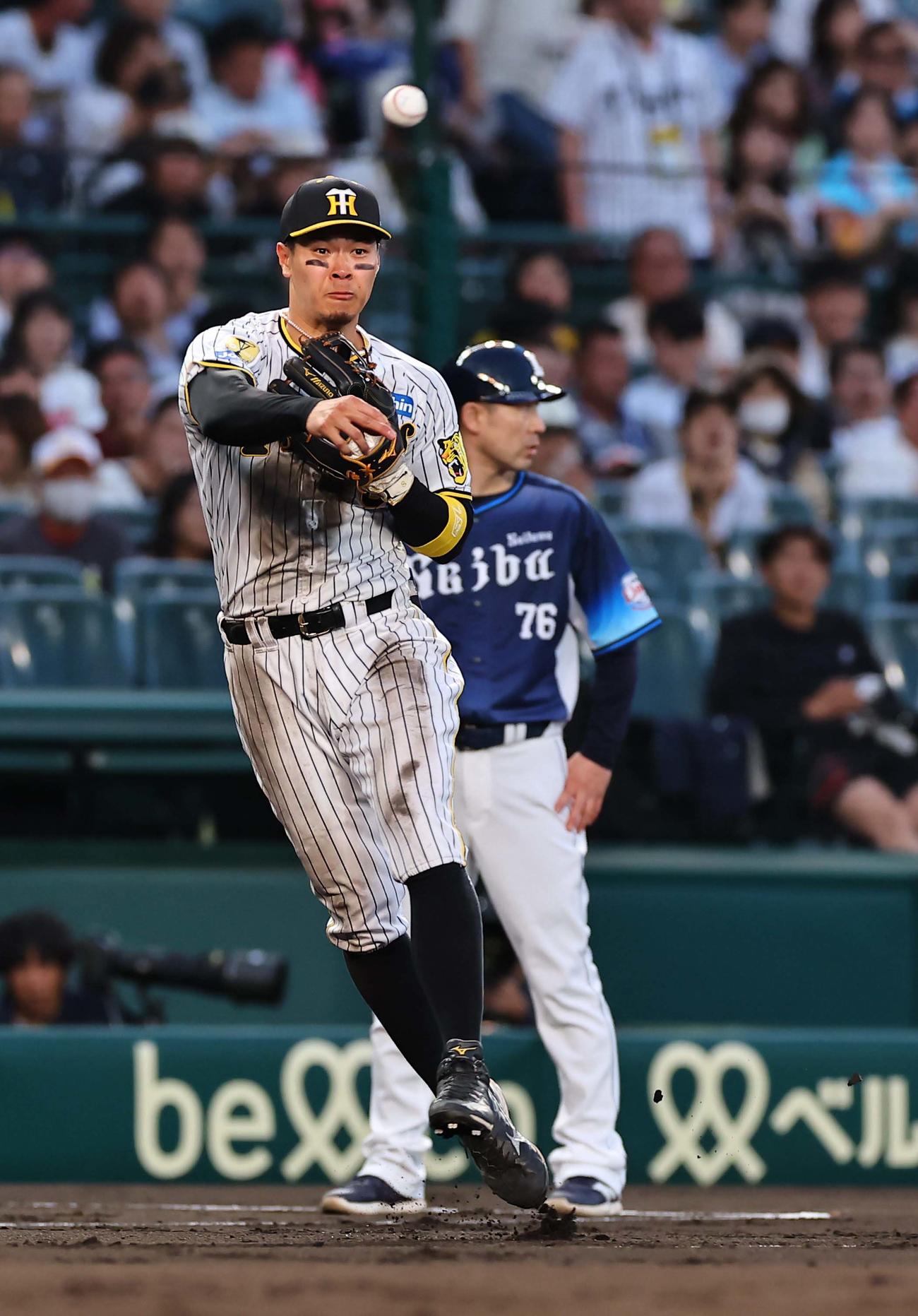阪神対西武　4回表西武無死、佐藤輝明は滝沢の三ゴロをさばく（撮影・上田博志）