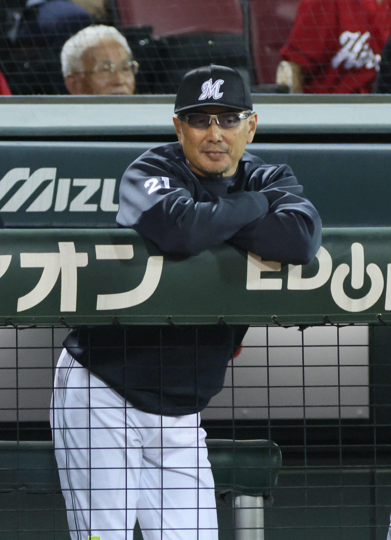 広島対ロッテ　9回表、ベンチで戦況を見守るロッテ吉井監督（撮影・加藤孝規）