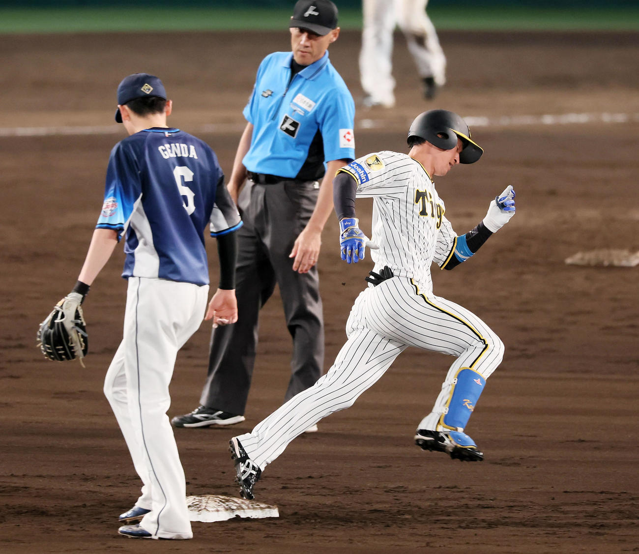 阪神対西武　6回裏阪神2死二、三塁、近本は右適時三塁打を放つ（撮影・加藤哉）