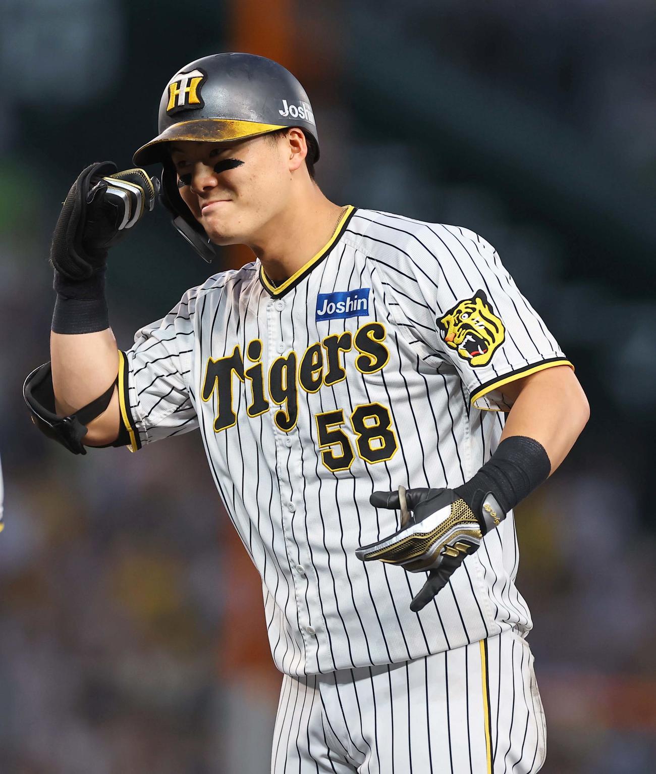 阪神対西武　4回裏阪神2死一、二塁、適時打を放った前川はポーズを決める（撮影・上田博志）