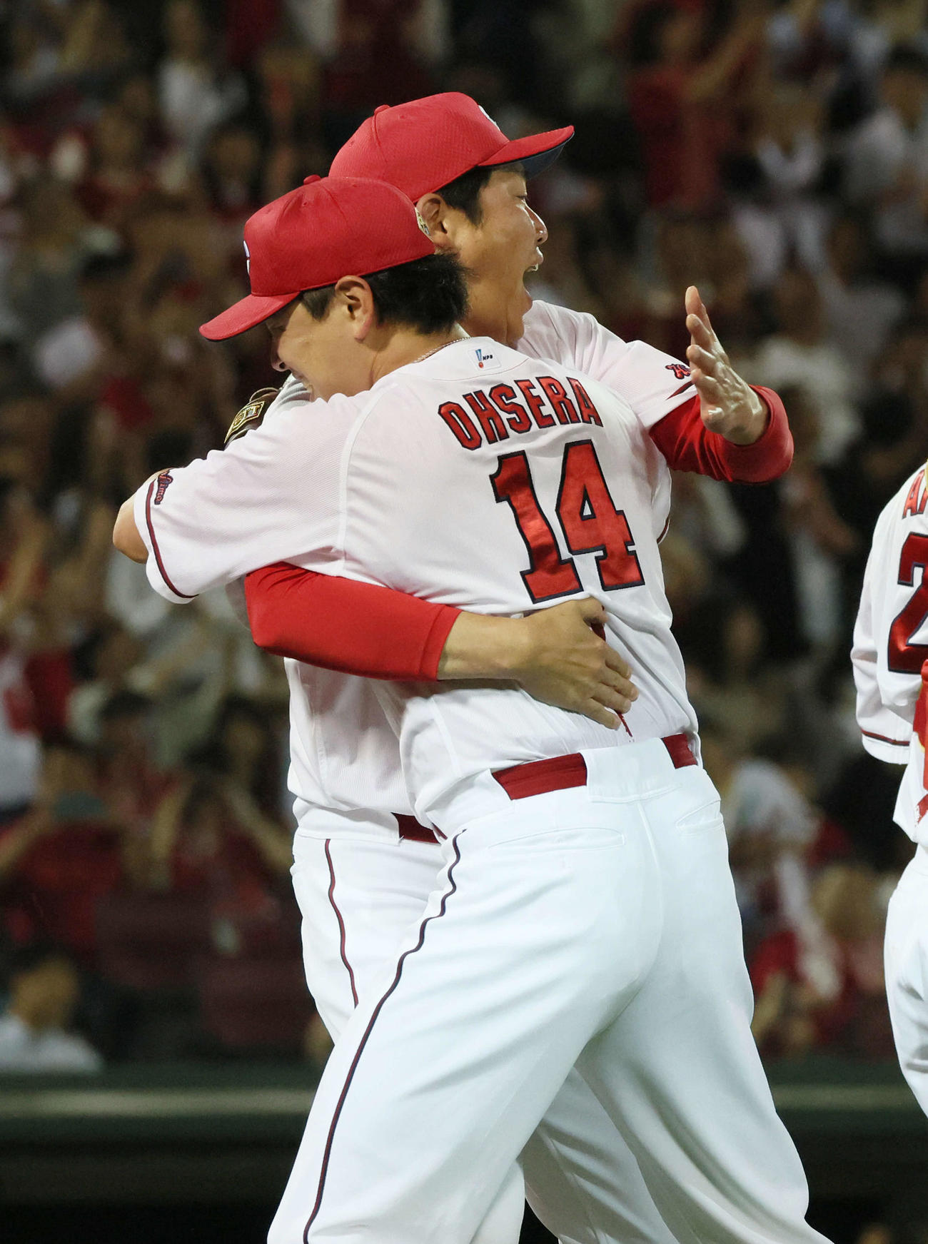 広島対ロッテ　ノーヒットノーランを達成した大瀬良（右）は新井貴浩監督と歓喜の抱擁（撮影・加藤孝規）