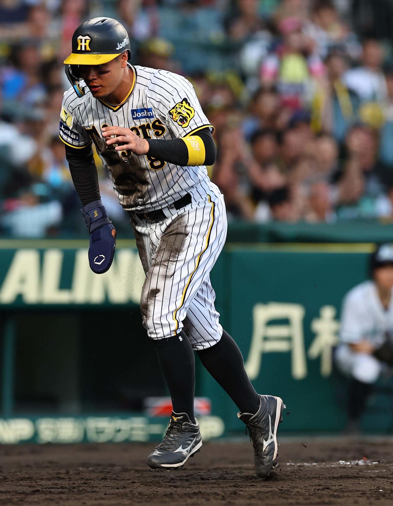 阪神対西武　2回裏阪神1死二、三塁、木浪の一ゴロの間に生還する佐藤輝（撮影・上田博志）