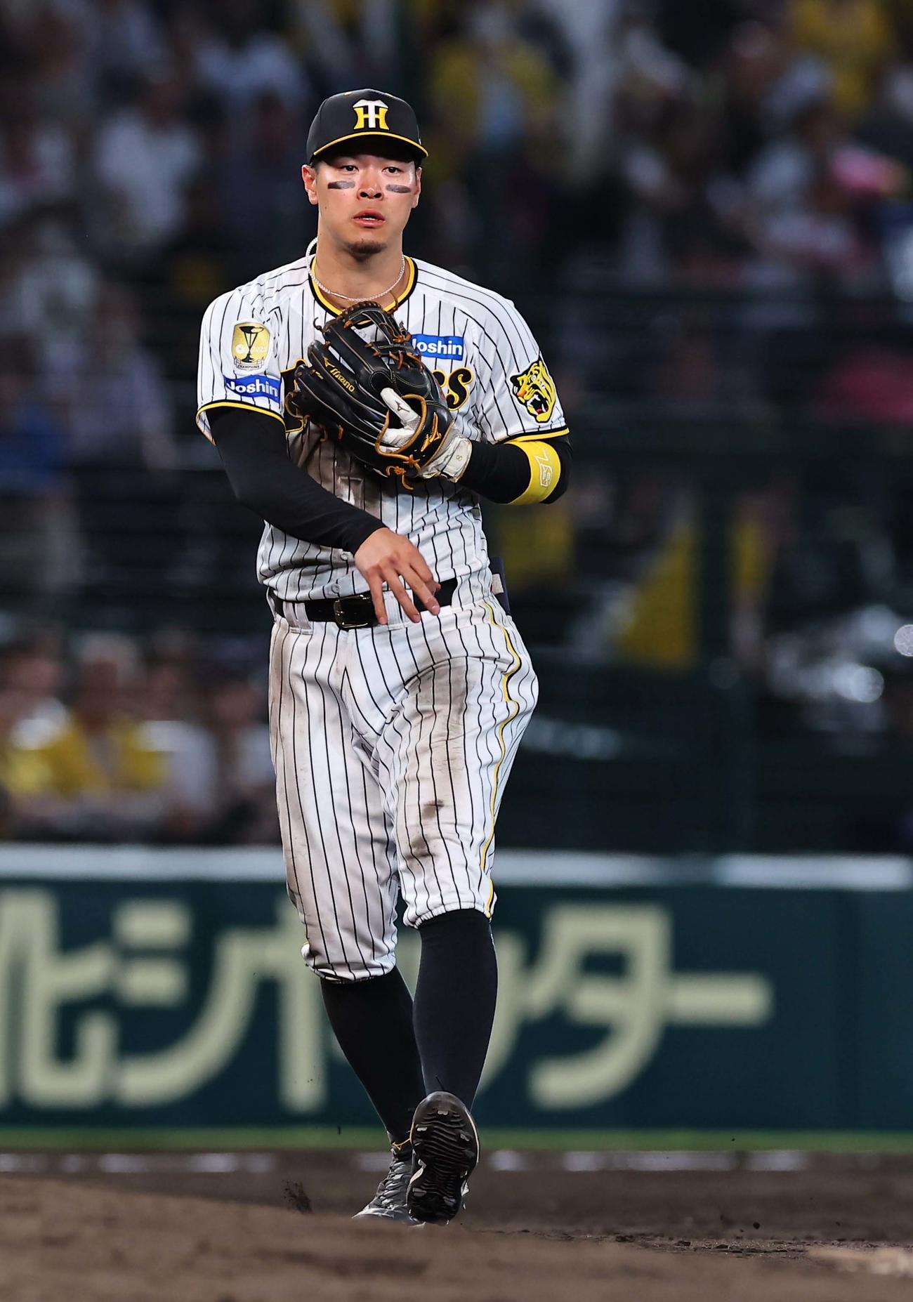 阪神対西武　5回表西武1死、佐藤輝は山野辺の三ゴロをさばく（撮影・上田博志）