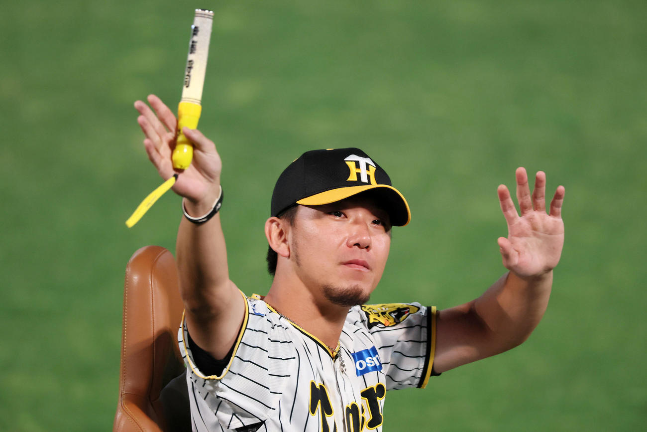 阪神対西武　リリーフカーで場内1周する伊藤将（撮影・加藤哉）