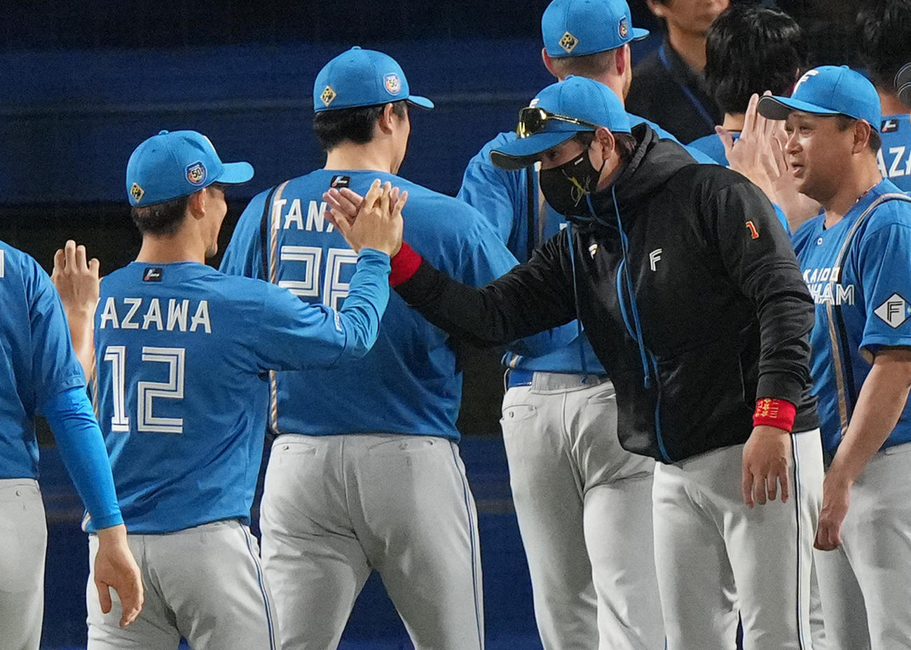 プロ初勝利を挙げた矢沢（左）を迎える新庄監督（撮影・菅敏）
