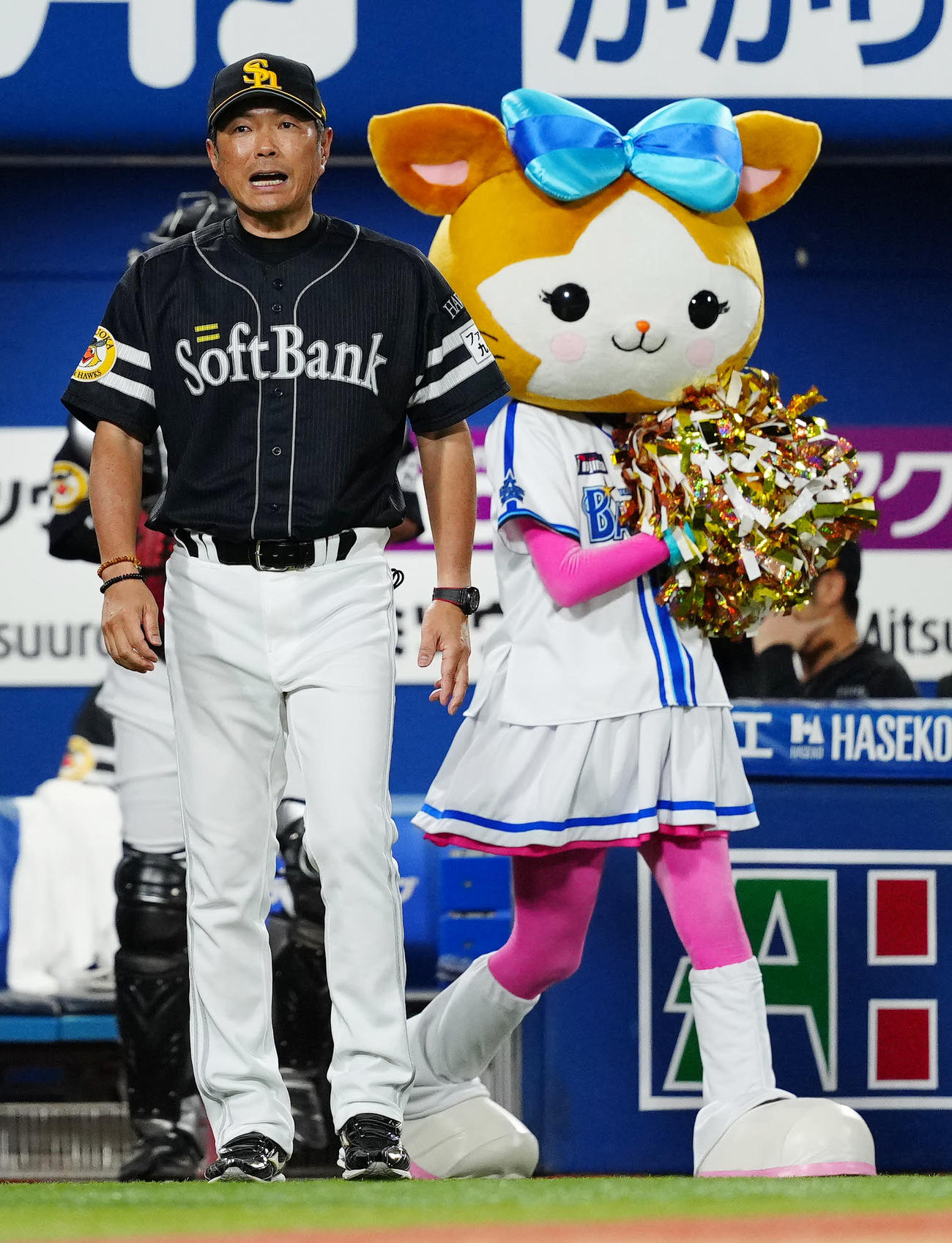DeNA対ソフトバンク　9回裏開始前、選手交代を告げるソフトバンク小久保監督（左）（撮影・江口和貴）