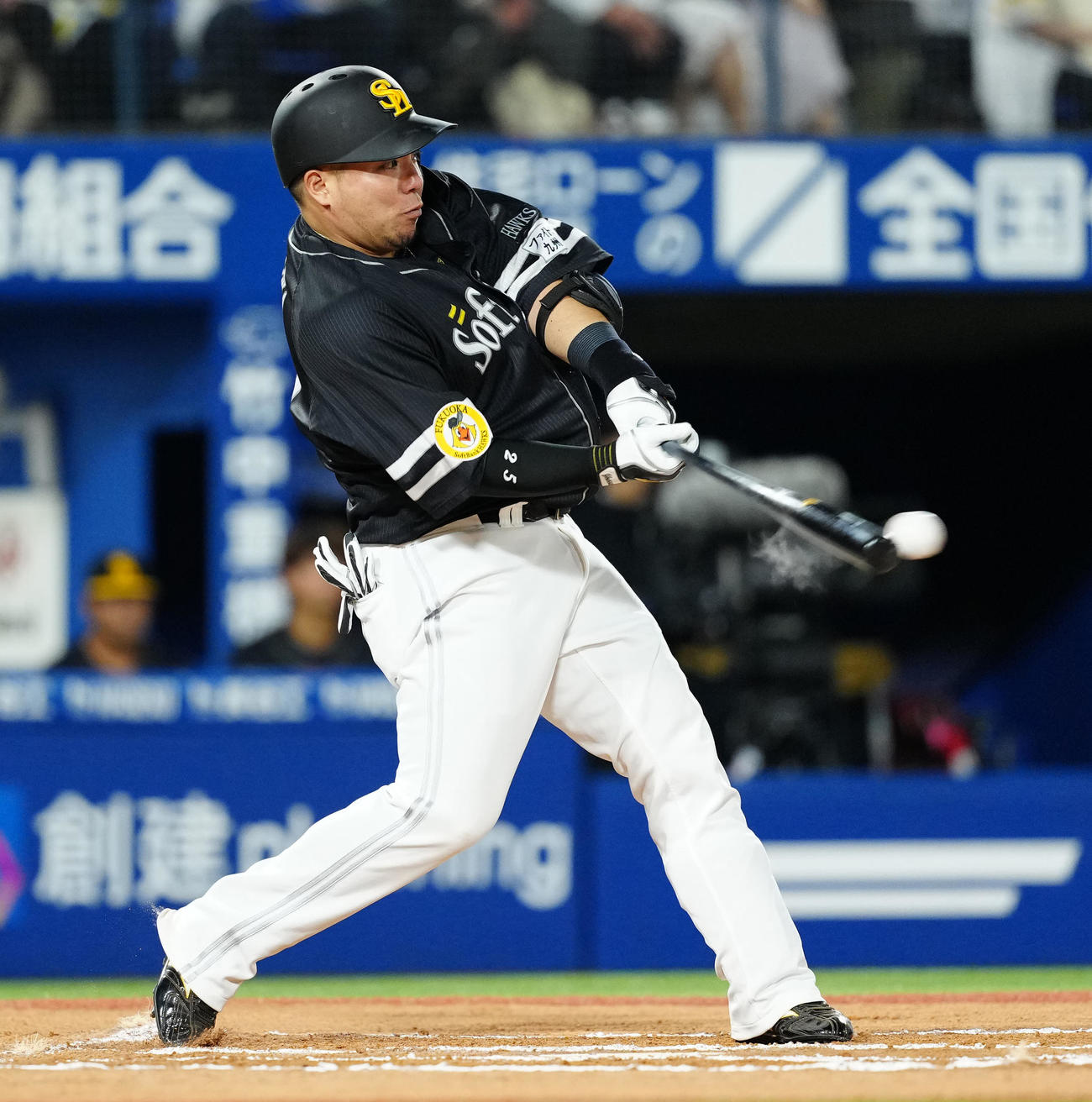 DeNA対ソフトバンク　6回表ソフトバンク無死一塁、二塁打を放つ山川（撮影・江口和貴）