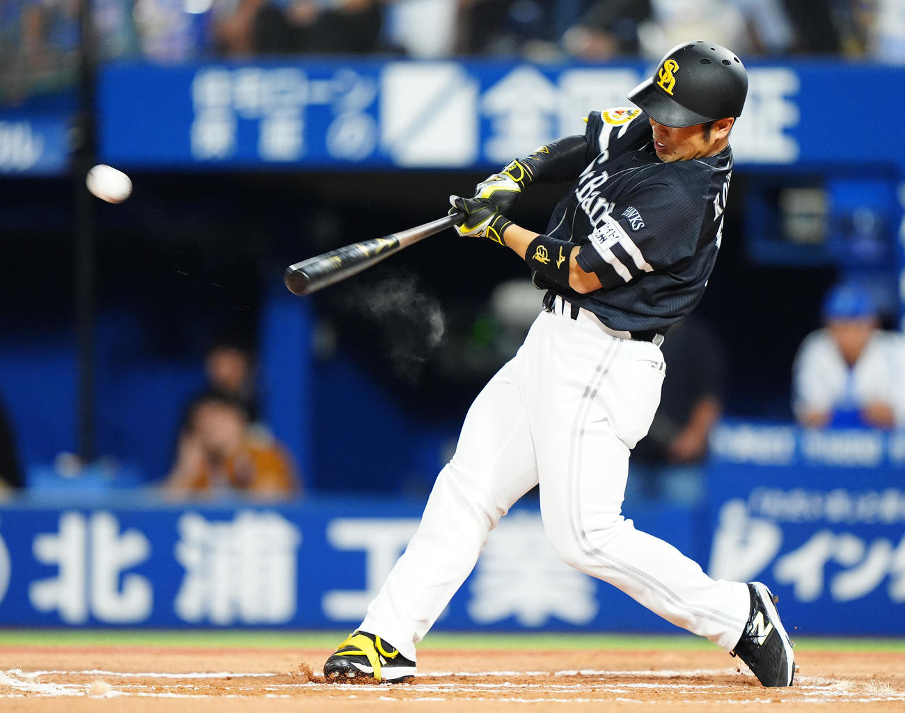 DeNA対ソフトバンク　6回表ソフトバンク無死二、三塁、フェンス直撃の適時打を放つ近藤（撮影・垰建太）