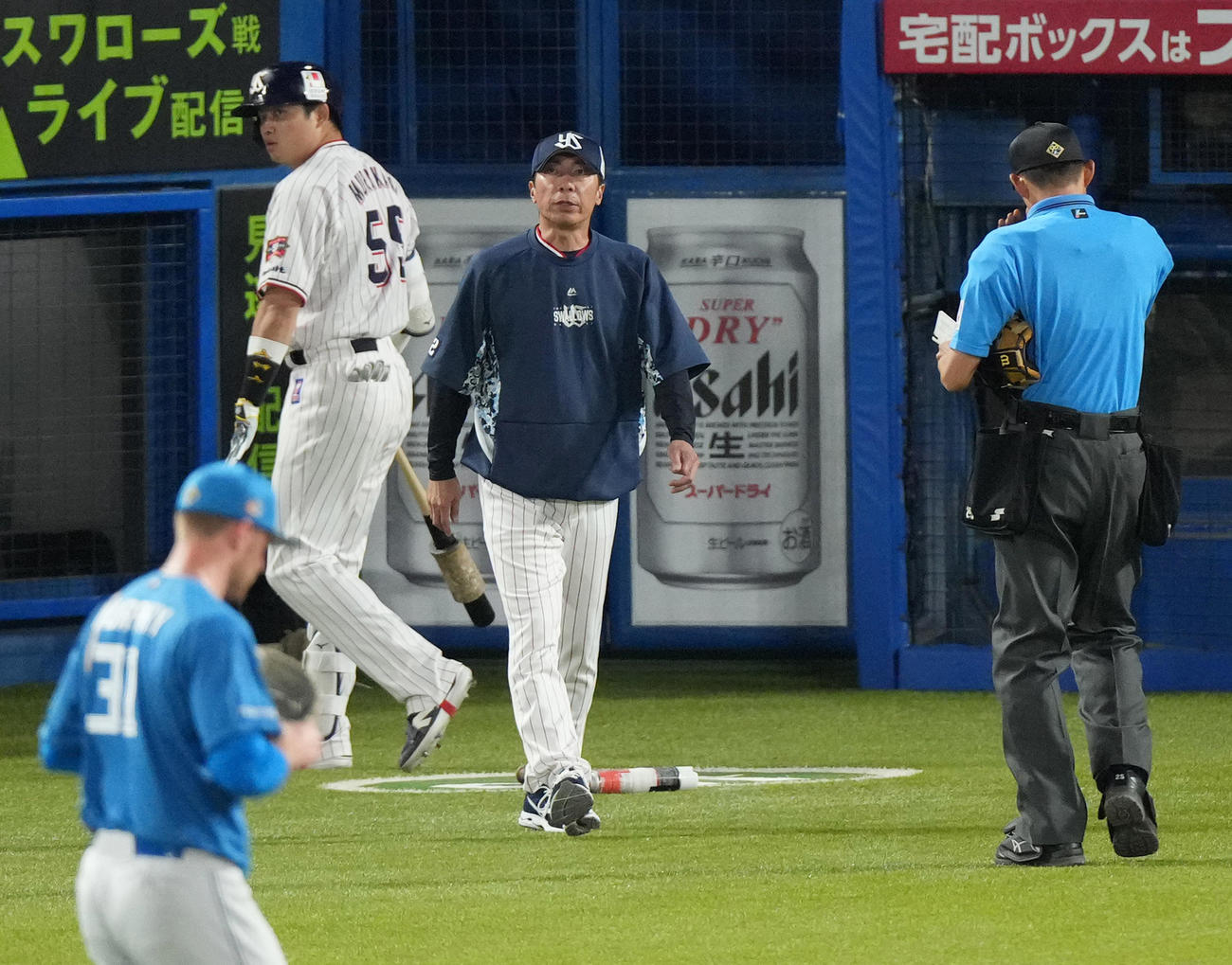 ヤクルト対日本ハム　9回、交代を告げるヤクルト高津監督（中央）（撮影・菅敏）