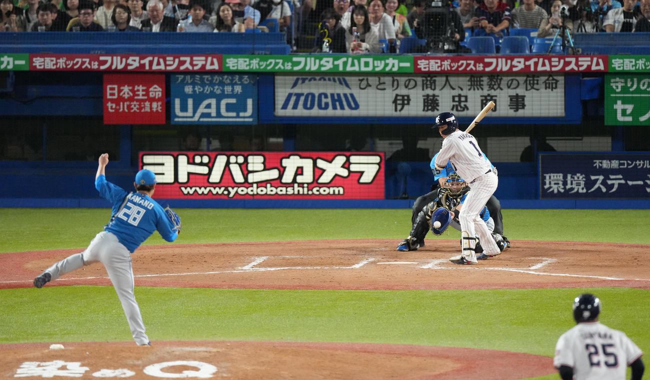 ヤクルト対日本ハム　7回裏ヤクルト1死二、三塁、見逃しの三振に倒れる山田。投手河野（撮影・菅敏）