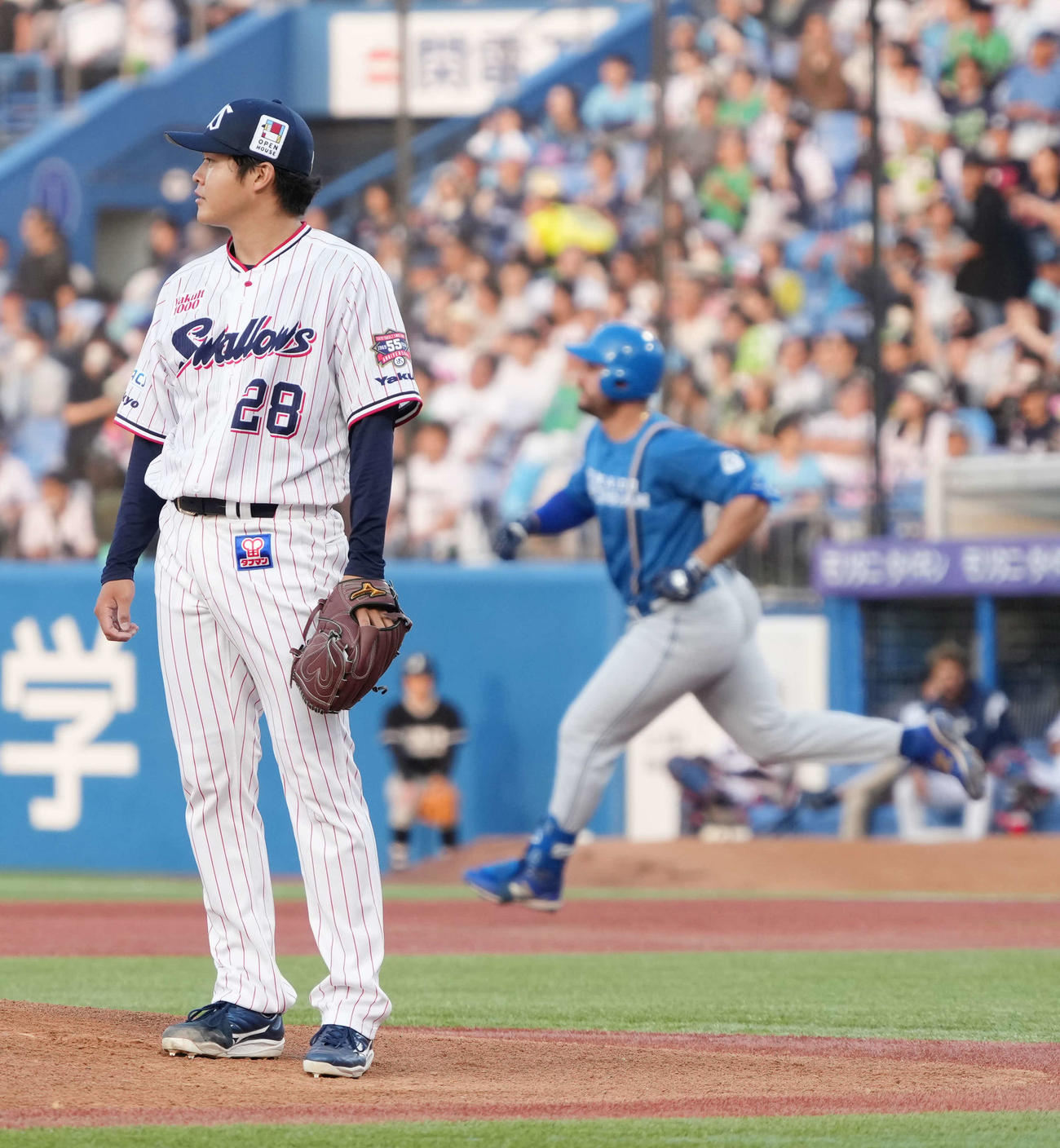ヤクルト対日本ハム　1回表日本ハム2死、ヤクルト先発の松本健はマルティネス（右）に左越えの2者連続本塁打を許す（撮影・小沢裕）