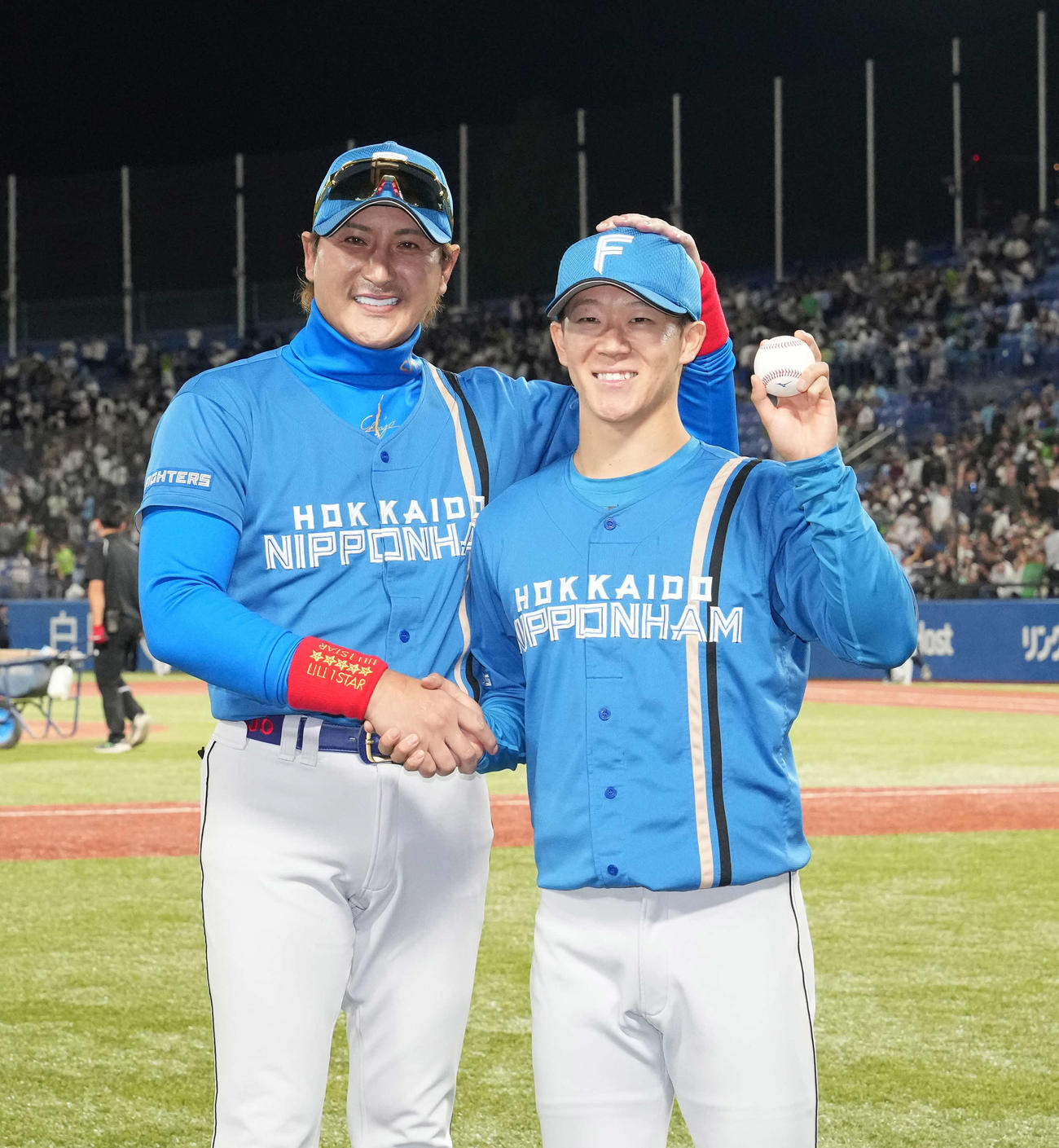 ヤクルト対日本ハム　日本ハム矢沢（右）はプロ初勝利を飾り新庄監督の祝福を受ける（撮影・小沢裕）