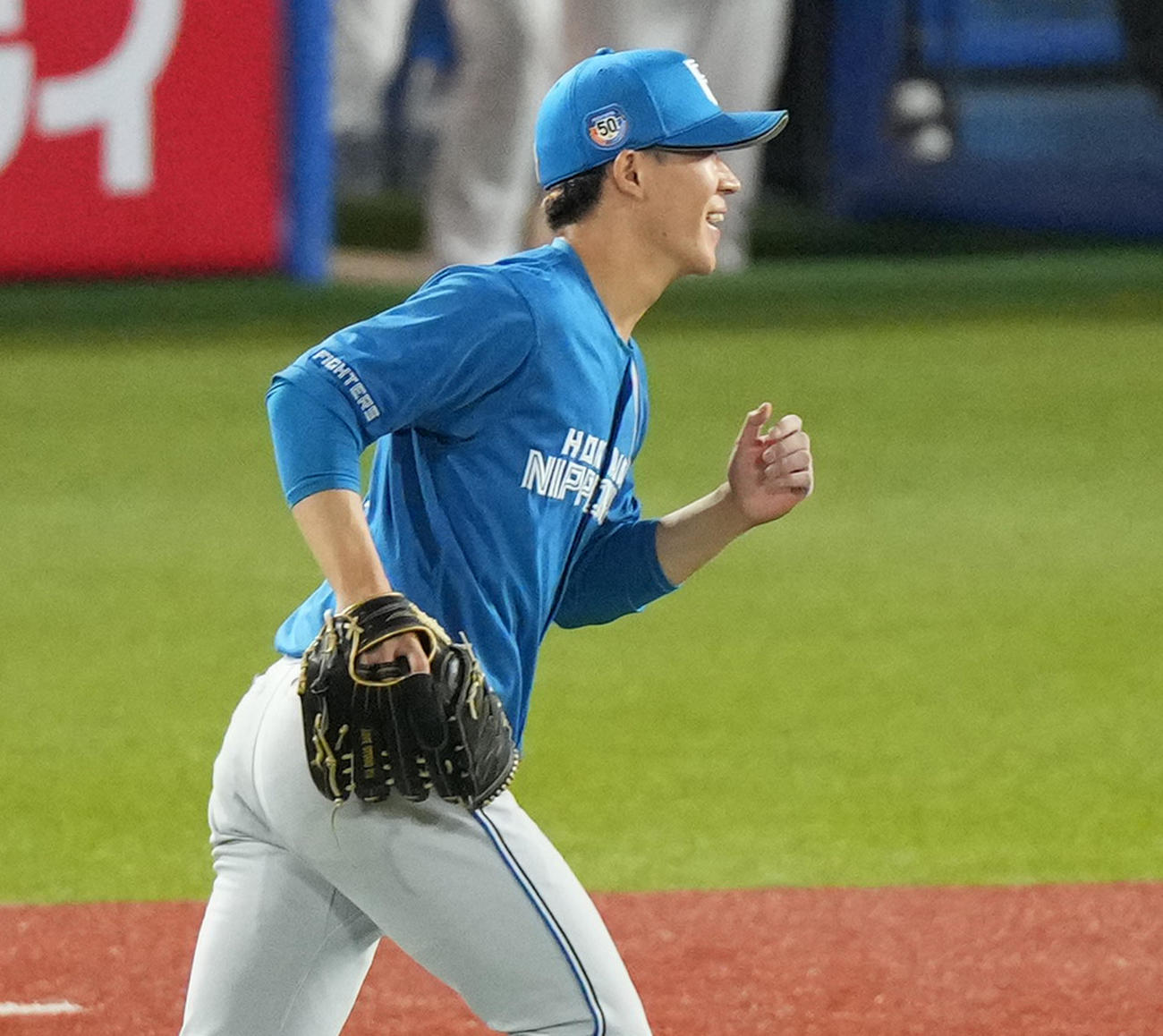 ヤクルト対日本ハム　10回裏ヤクルト2死二塁、ピンチの場面で川端を二ゴロに仕留め、笑顔を見せる矢沢（撮影・菅敏）