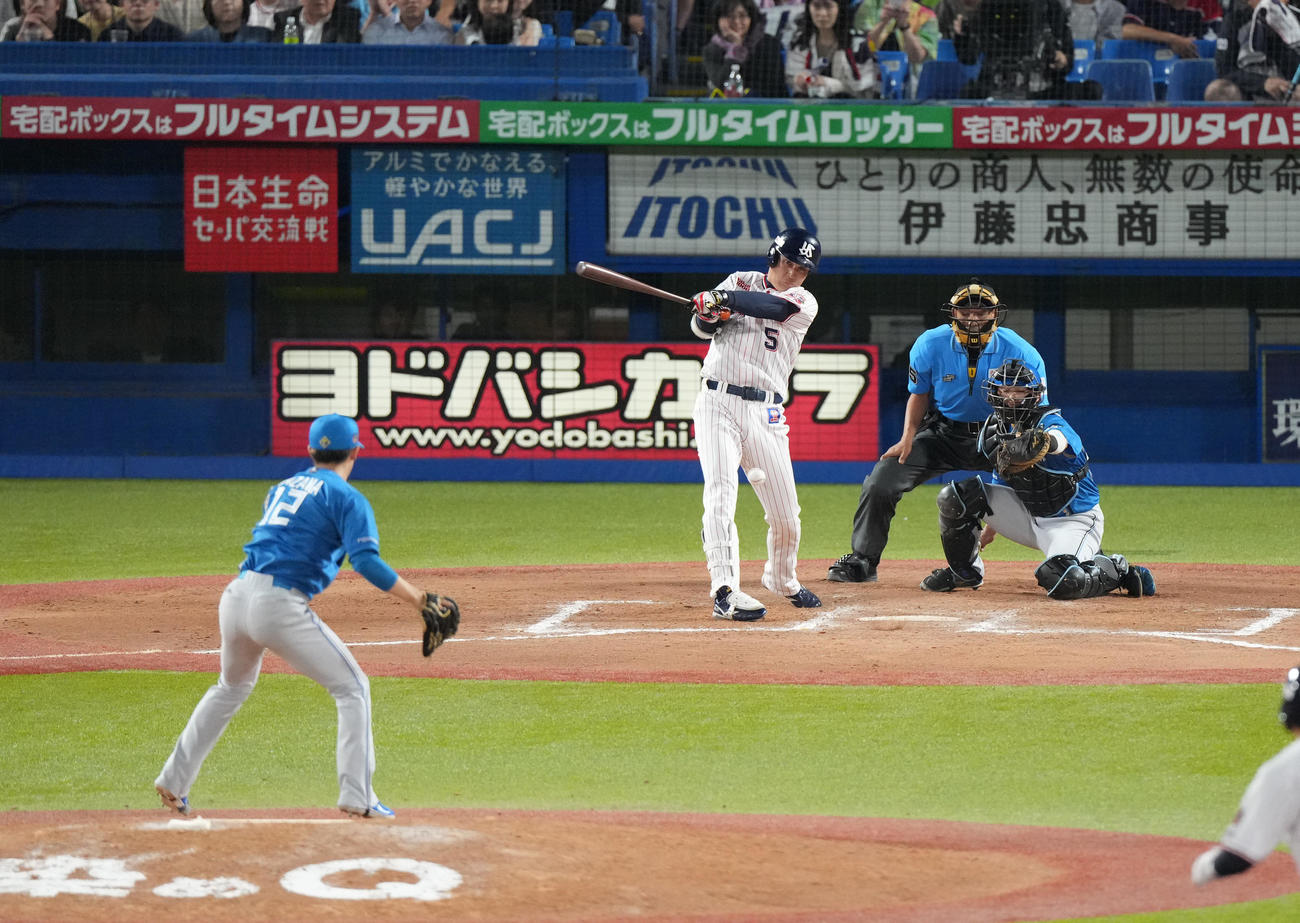 ヤクルト対日本ハム　10回裏ヤクルト2死二塁、ピンチの場面で川端を二ゴロに仕留める矢沢（撮影・菅敏）