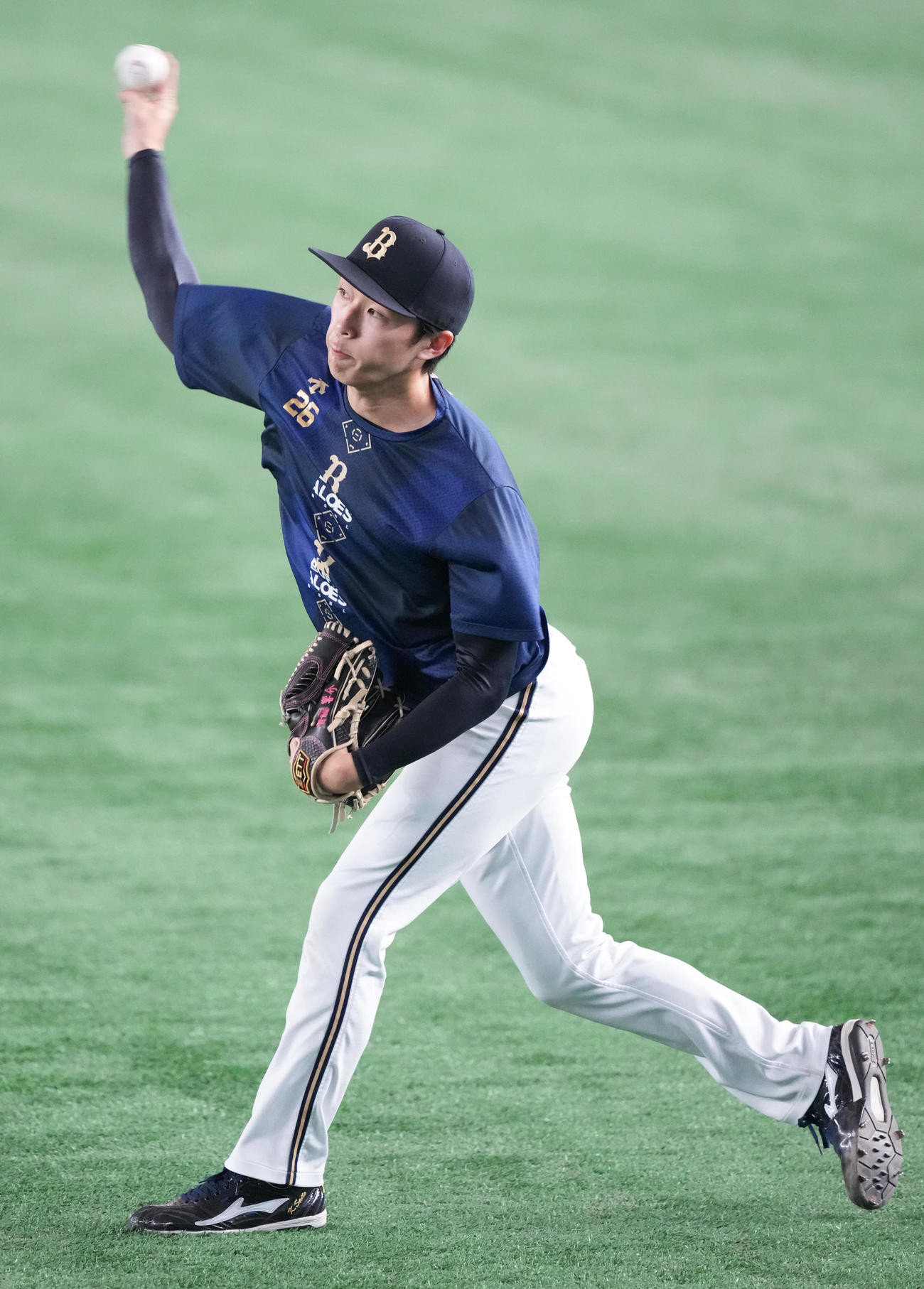 7日、試合前練習でキャッチボールするオリックス斎藤（撮影・鈴木みどり）