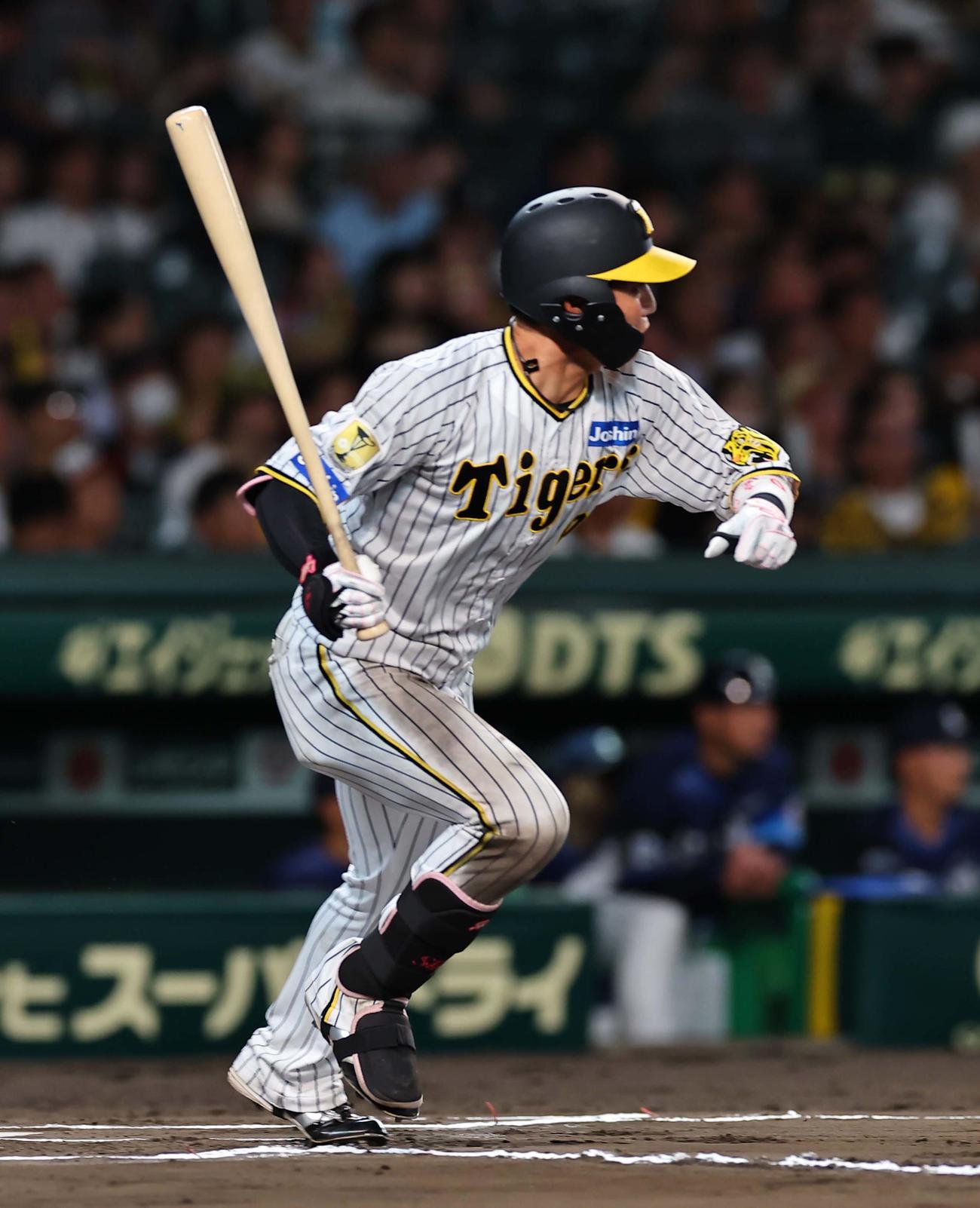 阪神対西武　6回裏阪神無死、木浪は左前打を放つ（撮影・上田博志）