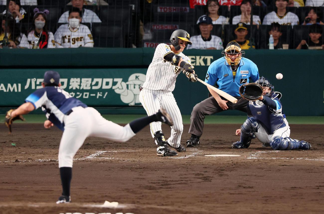 阪神対西武　4回裏阪神2死一、二塁、前川は左前適時打を放つ。投手は与座（撮影・加藤哉）