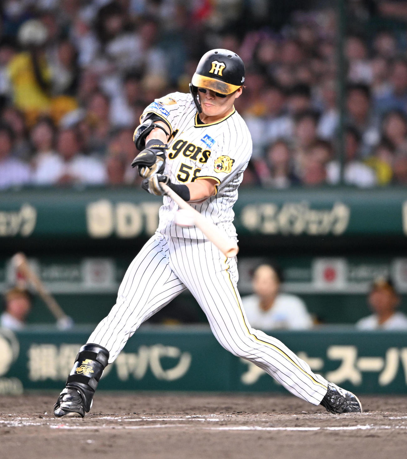 阪神対西武　4回裏阪神2死一、二塁、左前適時打を放つ前川（撮影・和賀正仁）