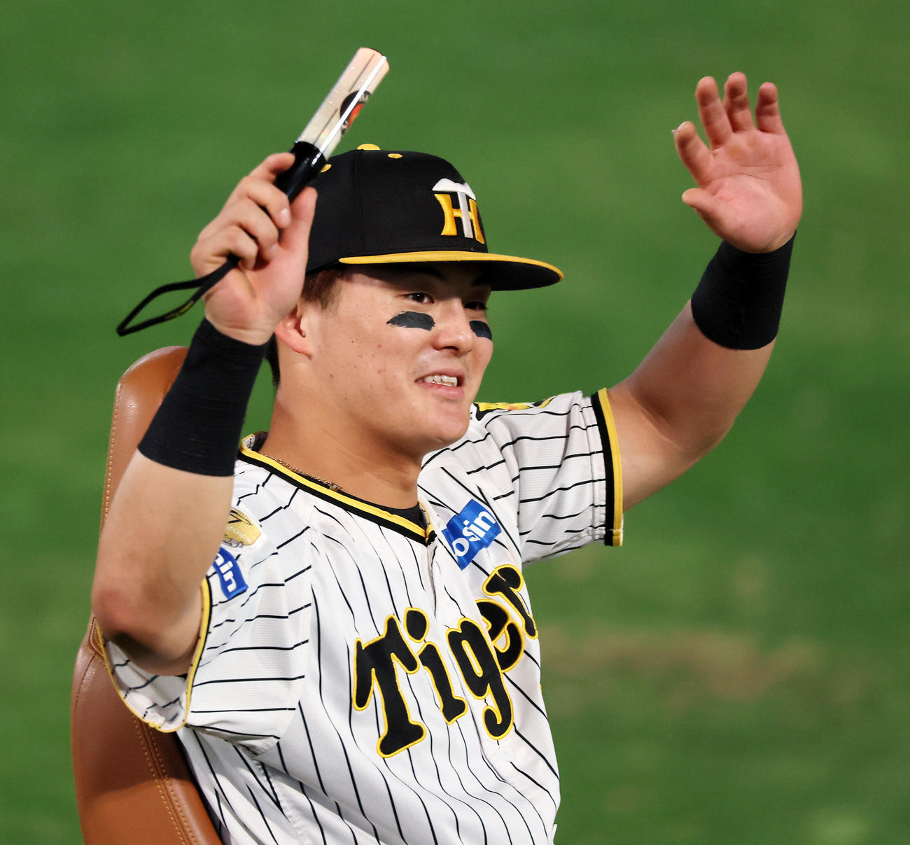 阪神対西武　リリーフカーで場内1周する前川（撮影・加藤哉）