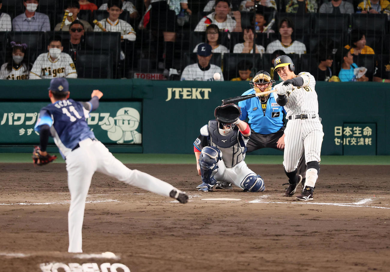 阪神対西武　8回裏阪神無死、代打豊田は中飛を打ち上げる。投手は上田（撮影・加藤哉）