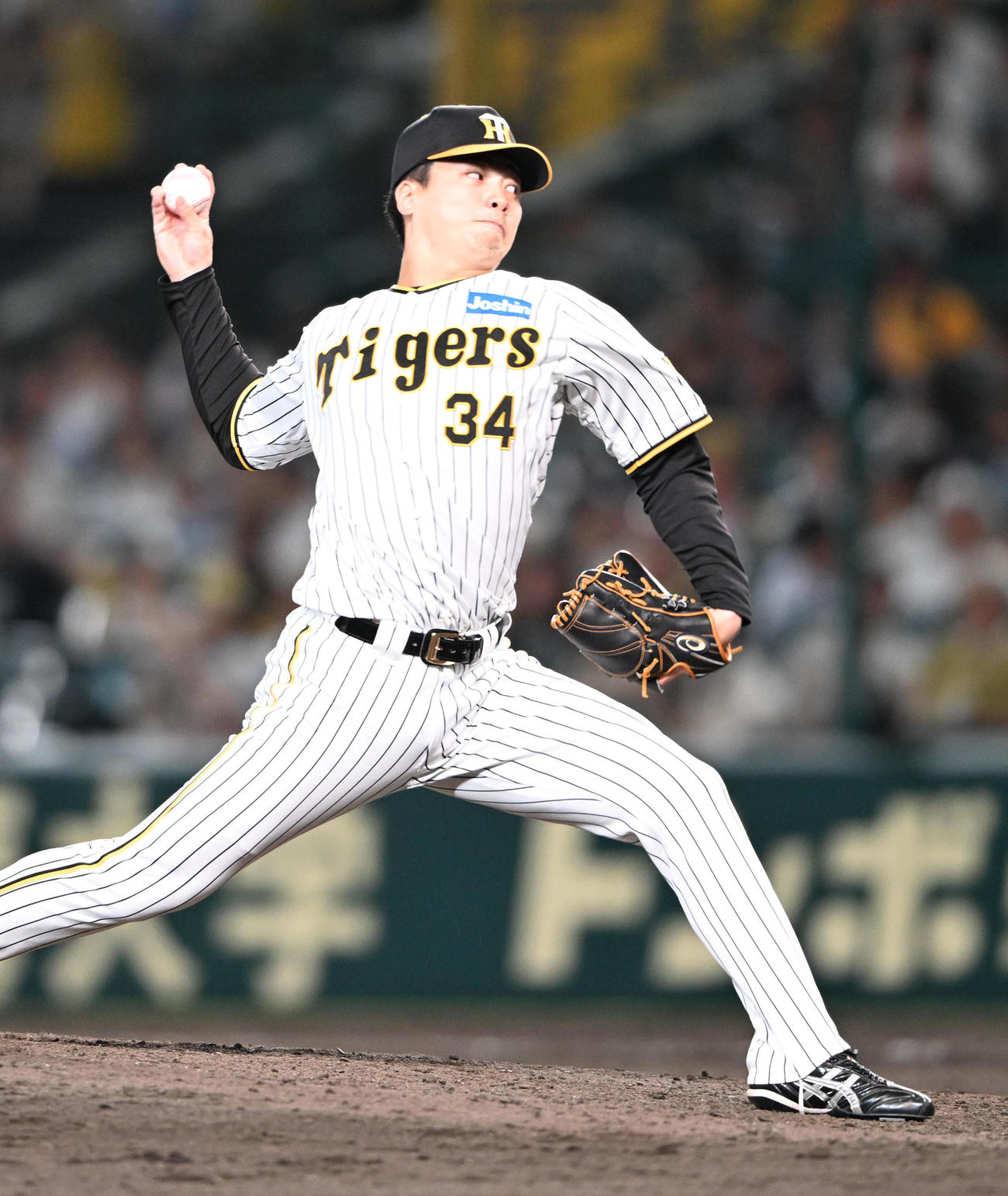 阪神対西武　9回に登板する阪神漆原（撮影・和賀正仁）