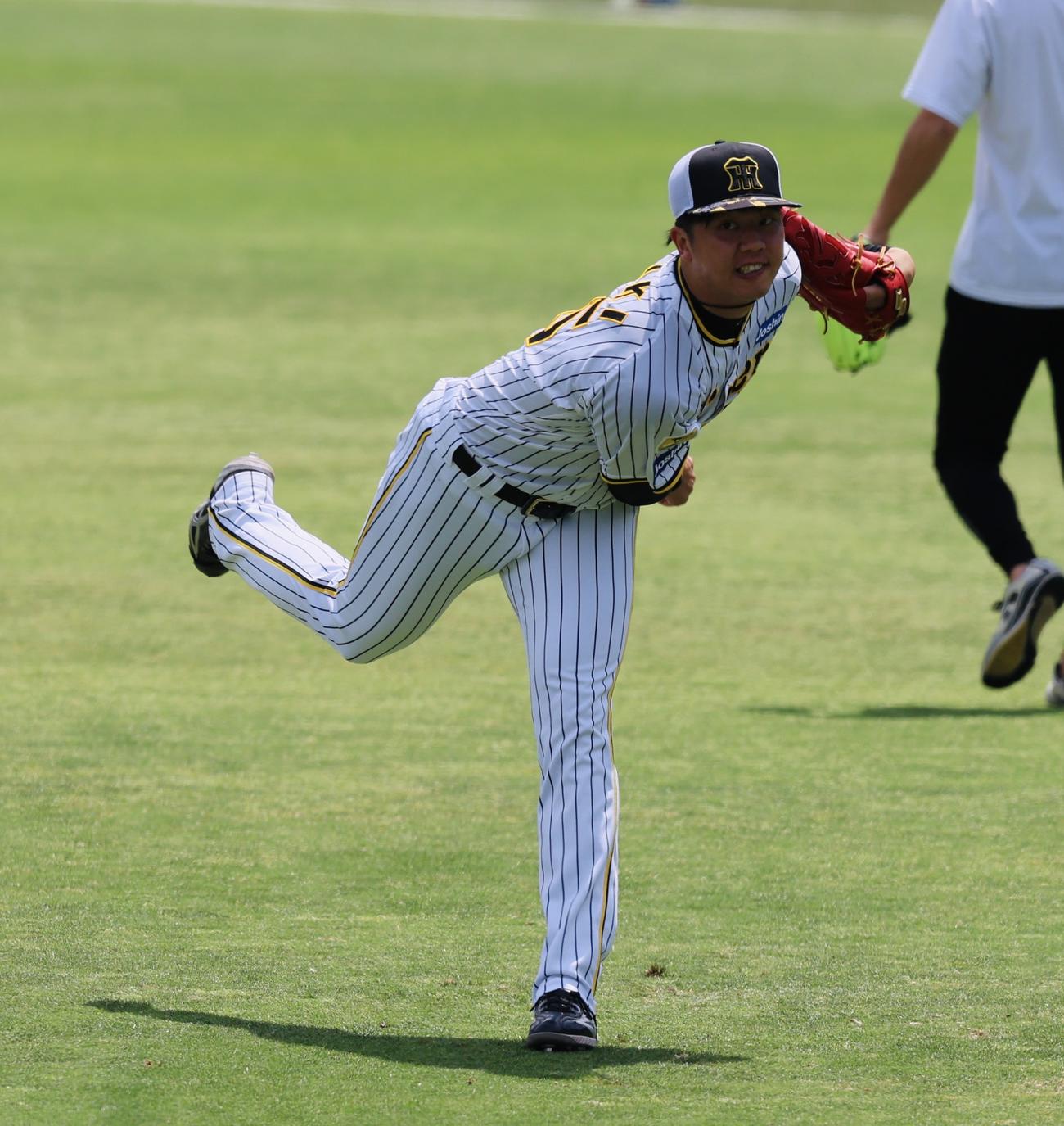 阪神対西武　練習でキャッチボールする才木（撮影・加藤哉）